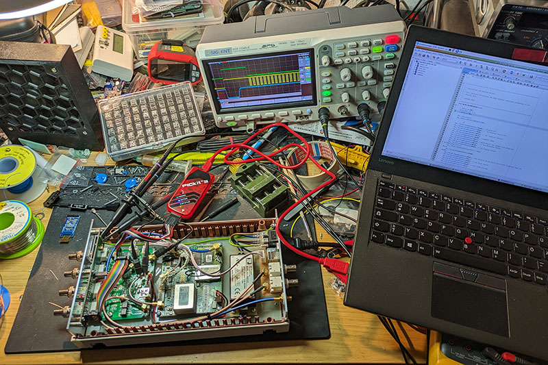 Foto: Debugging Chaos auf dem Schreibtisch